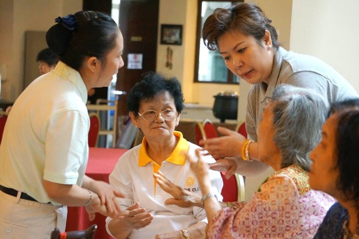 Kunjungan Kasih untuk Oma Opa