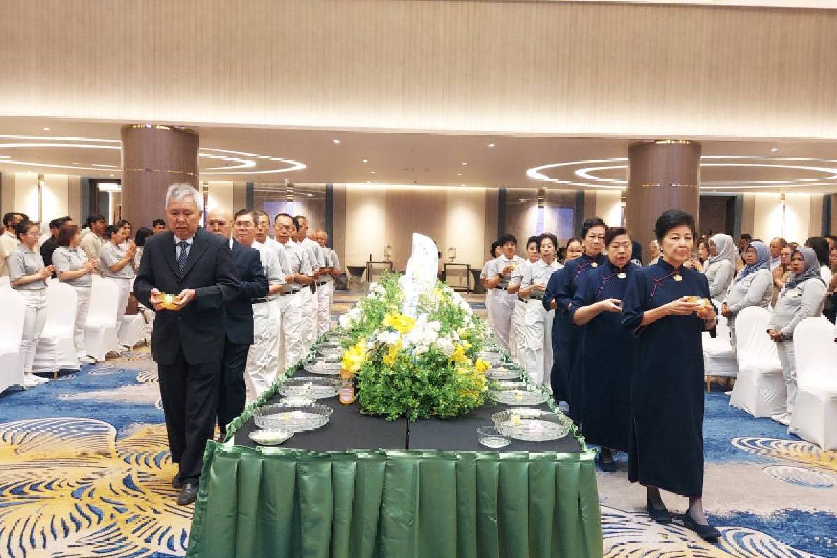 Doa Bersama dalam Perayaan Waisak Tzu Chi di Padang