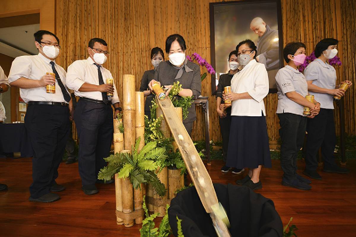 Penuangan Celengan Bambu Cinta Kasih untuk Pengungsi Ukraina