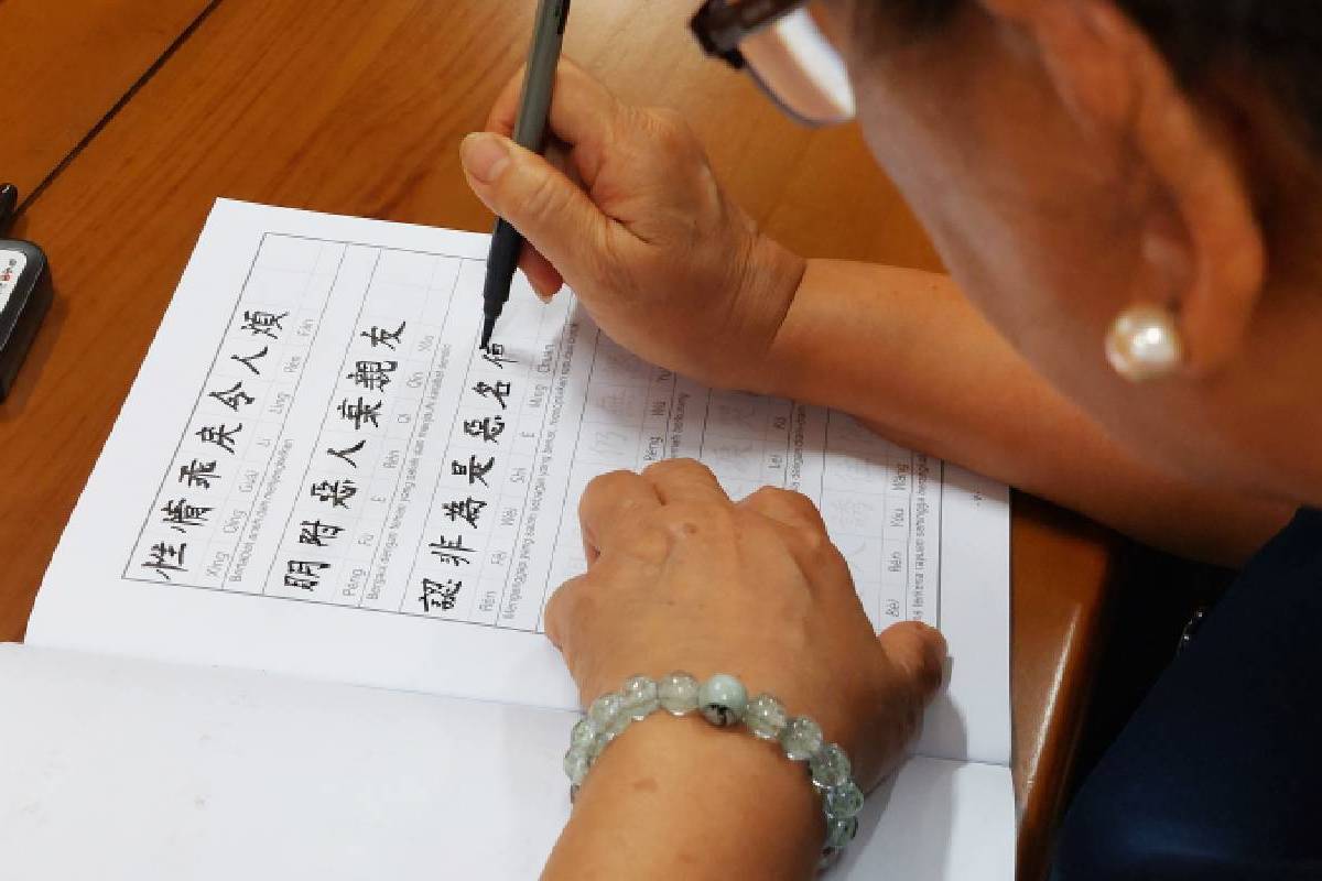 Mewujudkan Tekad Balas Budi dalam Goresan Pena