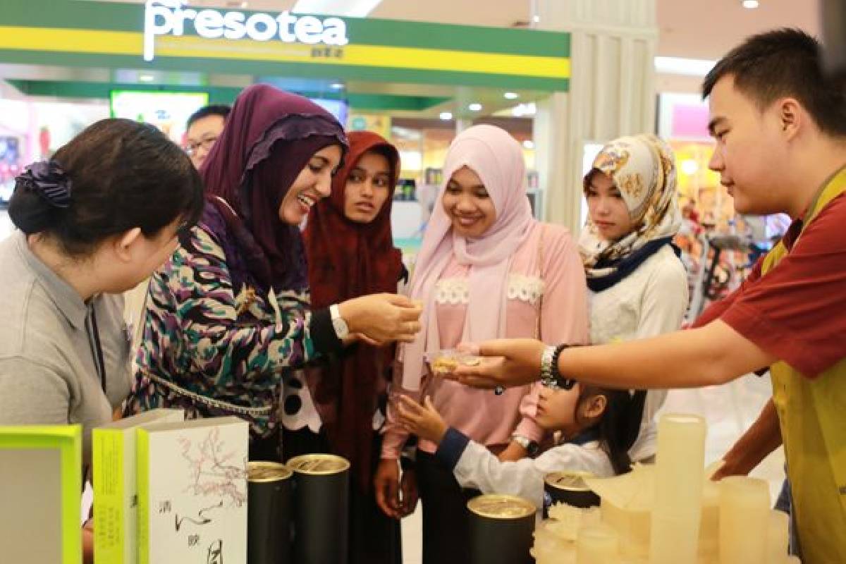 Menikmati Lezatnya Kue Bulan Sambil Beramal