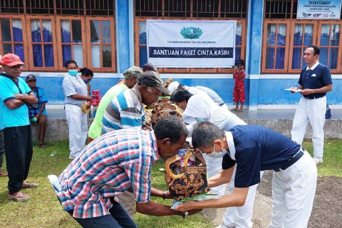 Paket Cinta Kasih Bagi Warga Kampung Korem, Biak Utara