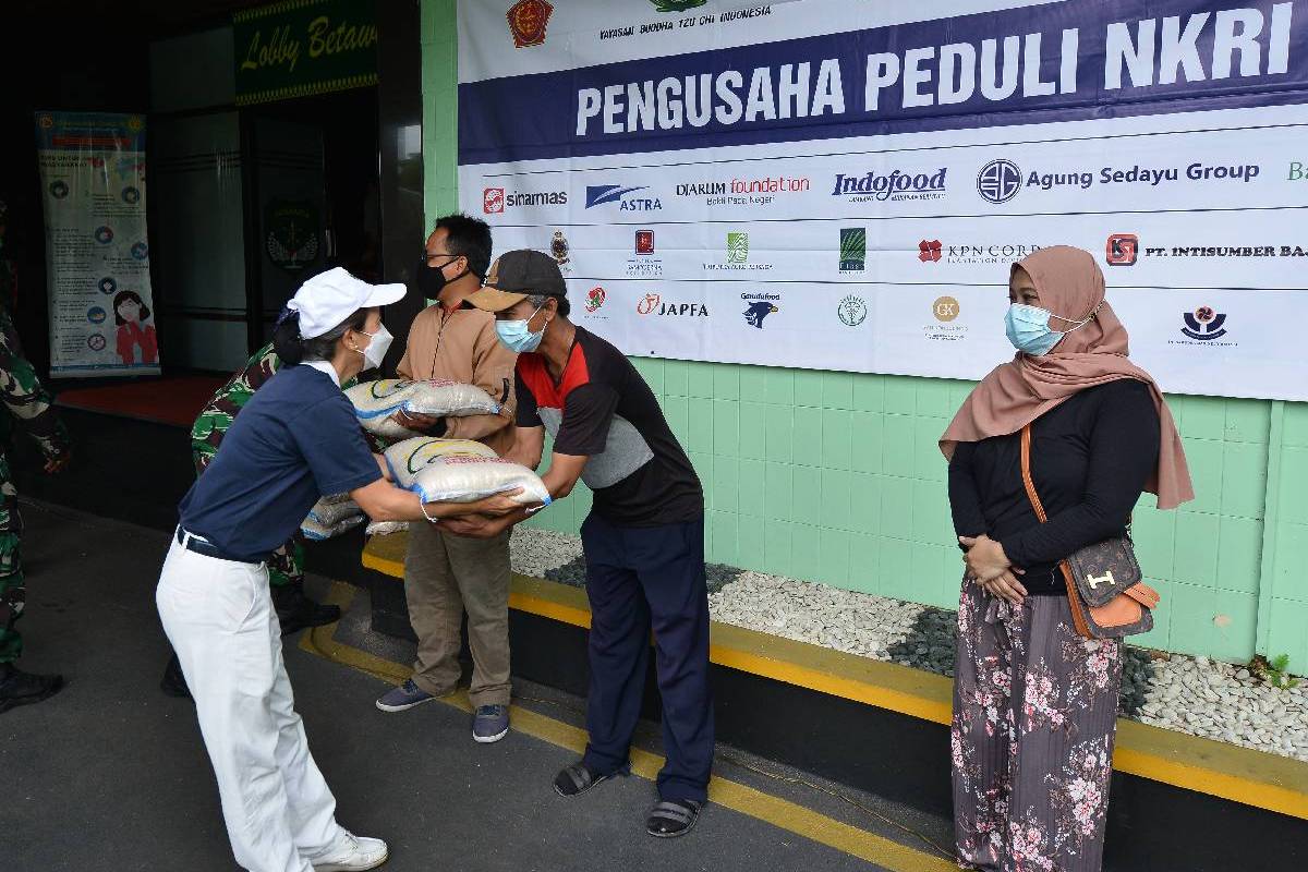 Tzu Chi dan Kodim 0501/JP BS Bagikan 1.500 Karung Beras untuk Warga Kemayoran