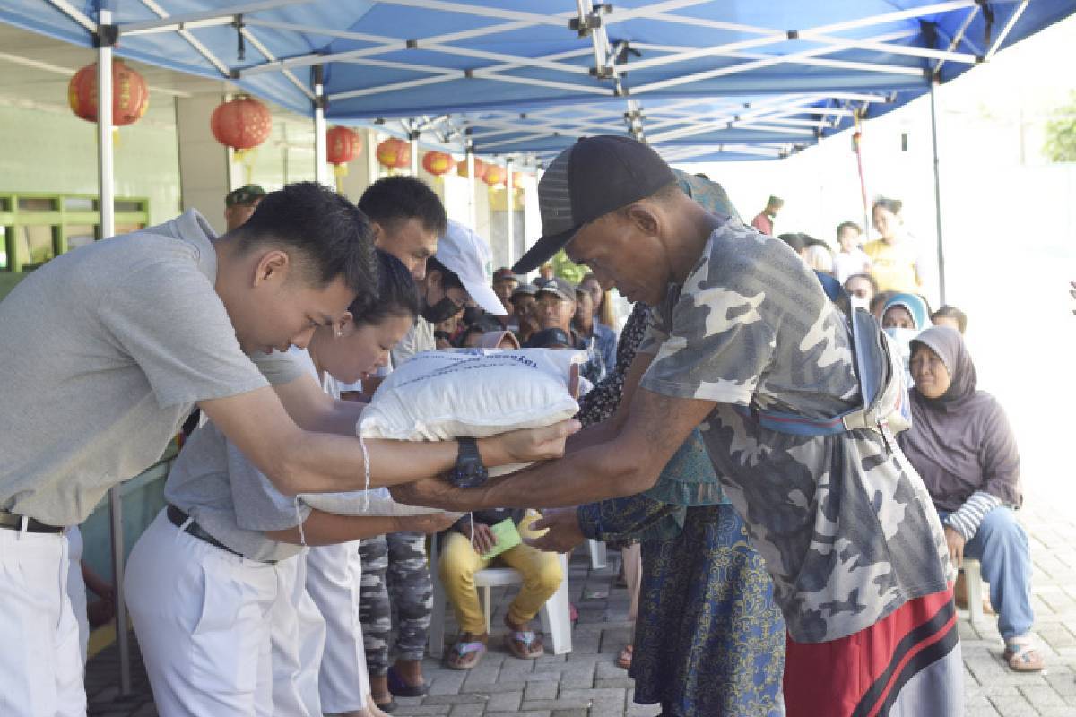 Tzu Chi Singkawang Bagikan Paket Cinta Kasih bagi Warga Bantaran Sungai 