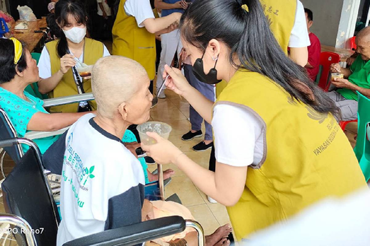 Cinta Kasih Muda-mudi Tzu Chi Pekanbaru Saat Berkunjung ke Panti Jompo