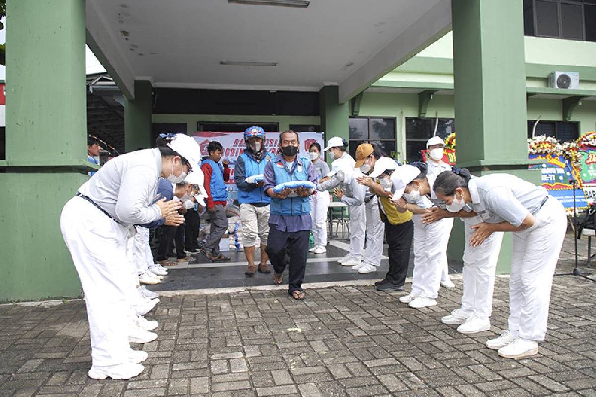 Bantuan Beras Bagi Warga Prasejahtera dan Ojol di Kota Bekasi