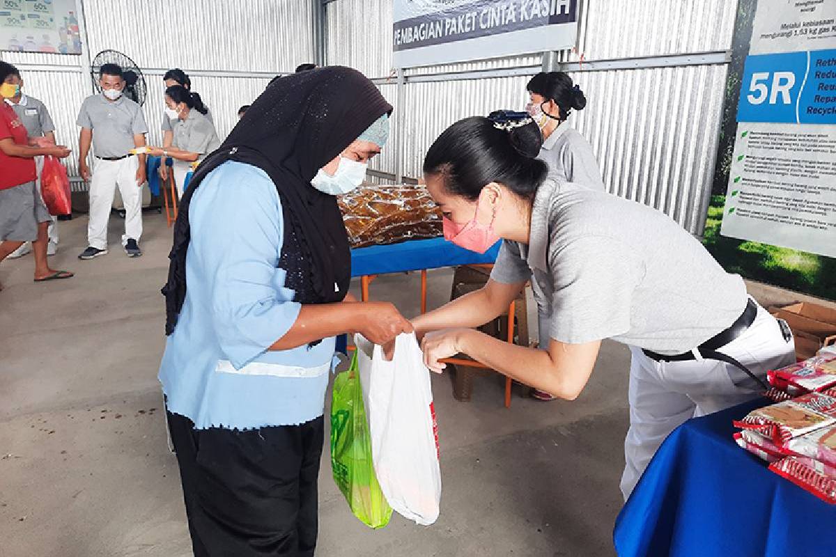 Pembagian Paket Cinta Kasih di Depo Pendidikan Pelestarian Lingkungan Soak