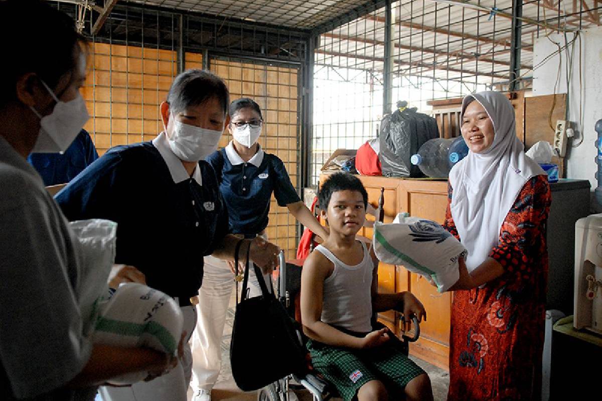 Tinggal di Atap Ruko, Anik Tetap Sepenuh Hati Merawat Eza