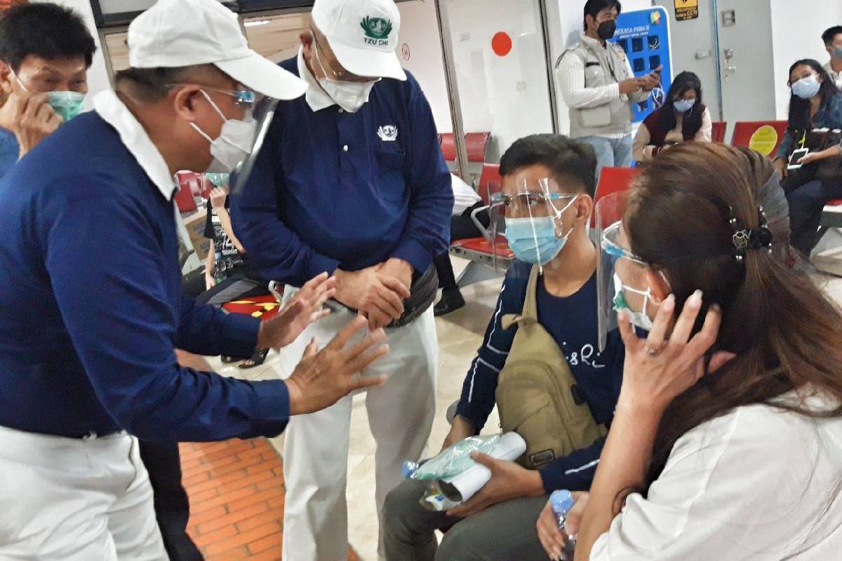Tzu Chi Beri Perhatian Kepada Keluarga Penumpang Pesawat Sriwijaya SJ 182