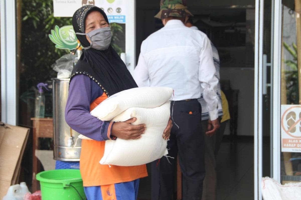 Beras Cinta Kasih untuk Para Petugas Kebersihan di Karimun