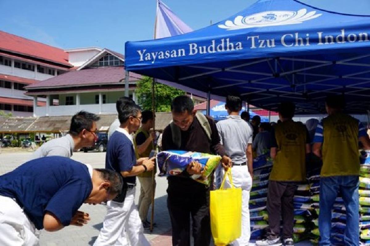 Paket Lebaran Bagi Para Pekerja di RSUD Arifin Achmad