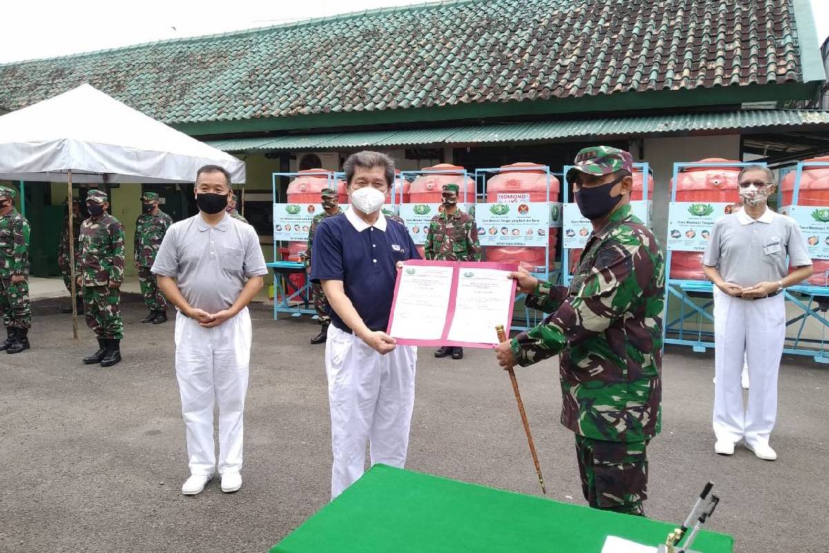 Tzu Chi Palembang Berikan Bantuan 10 Set Portable Washtaffle Kepada Kodim 0418 Palembang