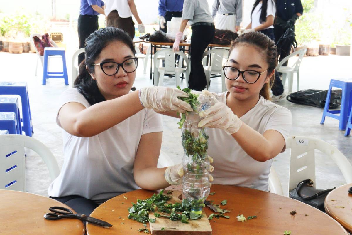 Tzu Ching dan Mahasiswa BINUS Belajar Urban Farming dan Biopori