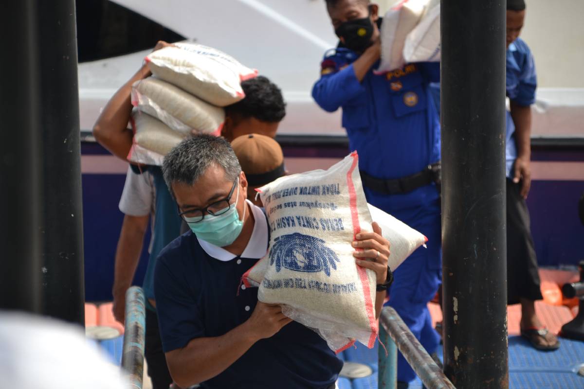 Tiga Ratus Karung Beras untuk Nelayan dan Buruh di Pesisir Sungai Siak