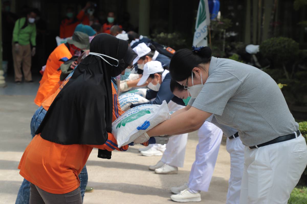 Pembagian Beras Cinta Kasih Kepada Warga Yang Membutuhkan