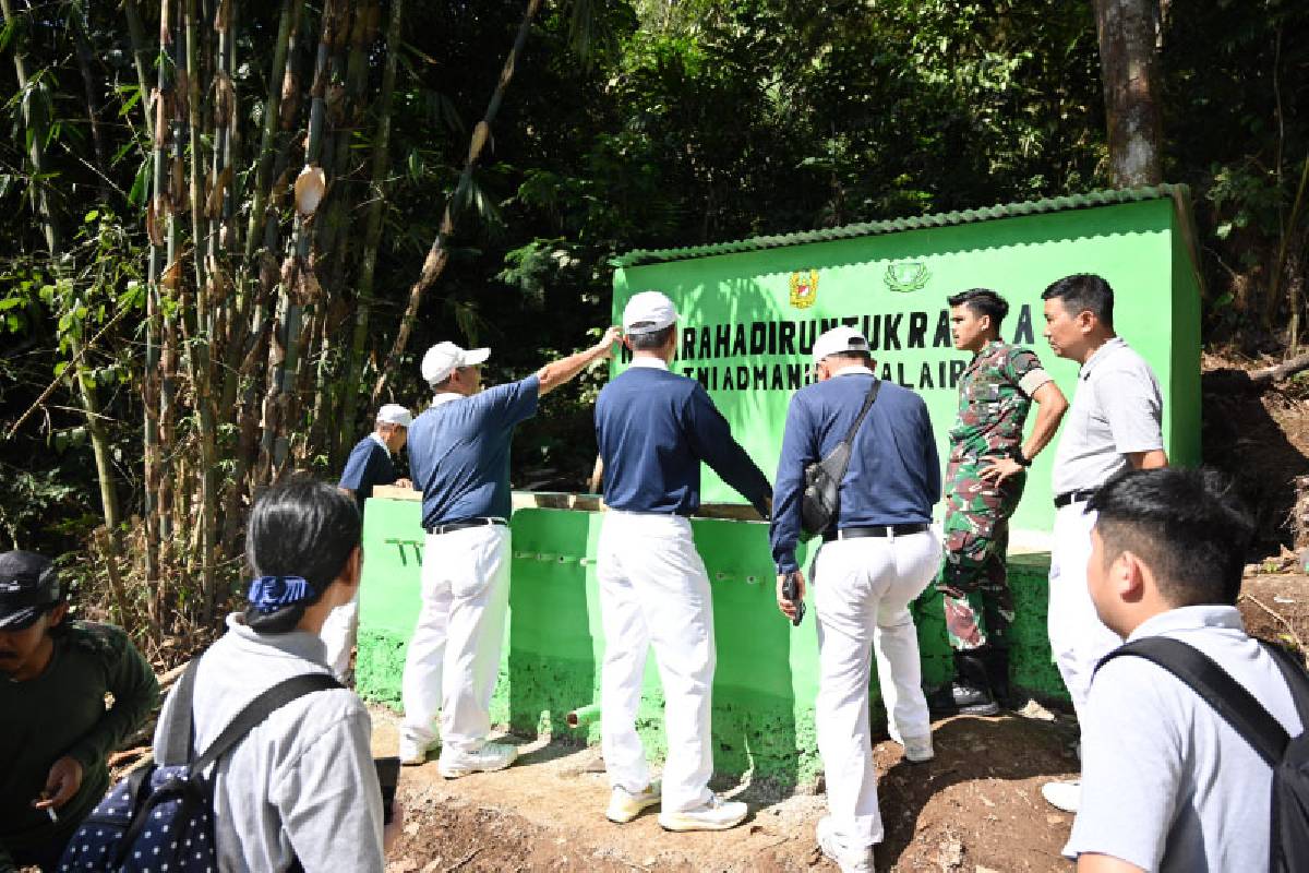 Tzu Chi dan TNI AD Memperluas Penampungan Air di Kampung Warung Loa