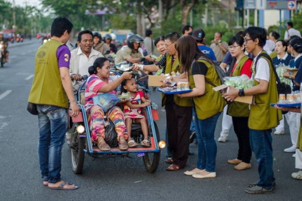 Tzu Chi Bagi-bagi Takjil untuk Warga Surabaya 