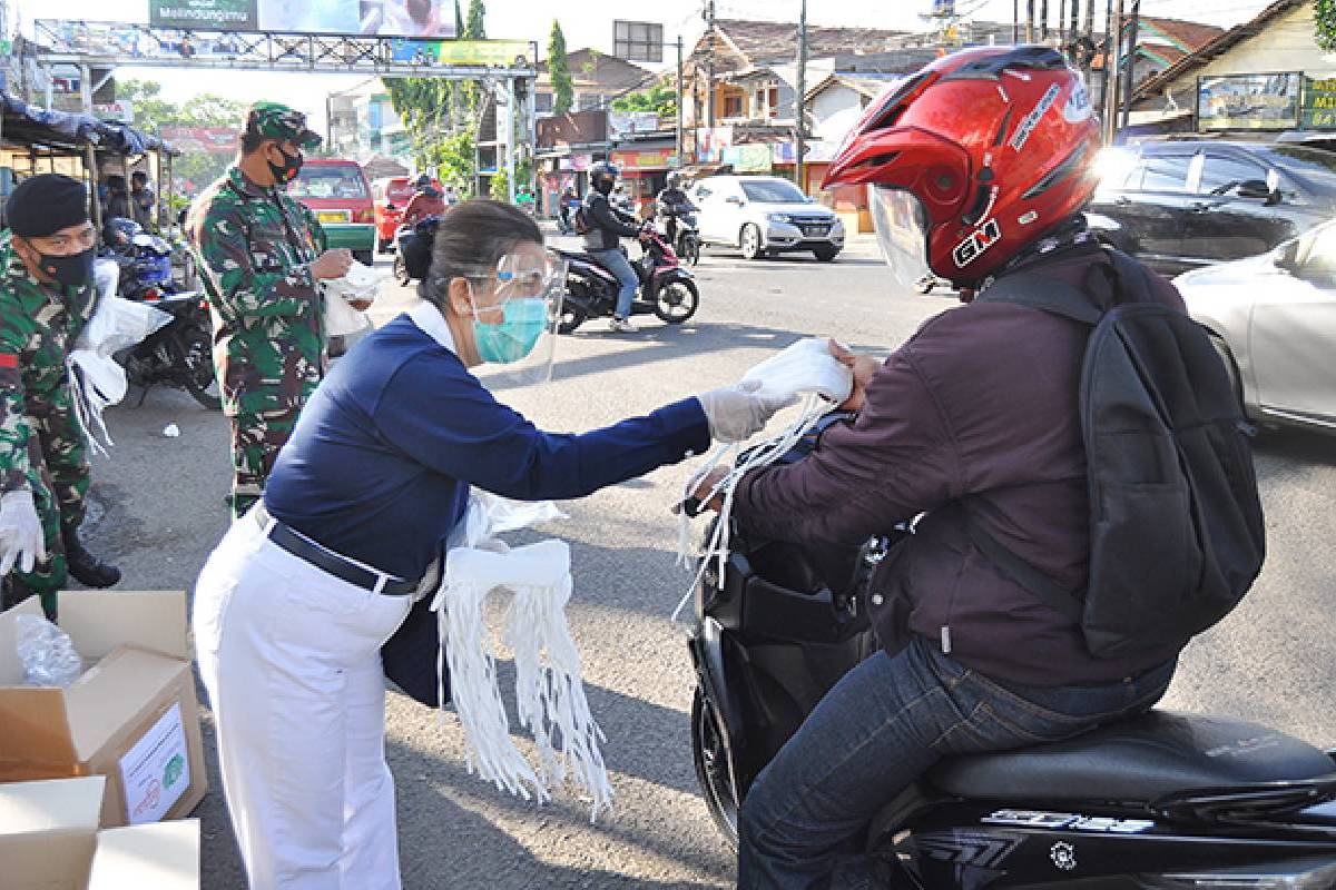 Tzu Chi Bandung Membagikan 3.000 Masker 