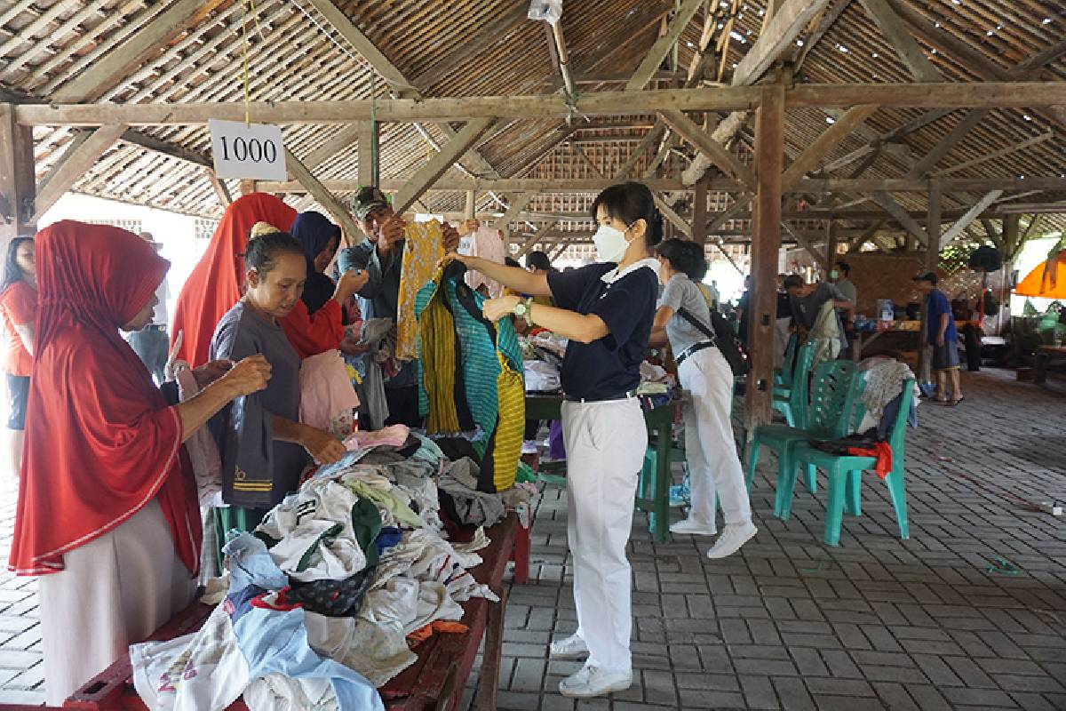 Harga Terjangkau, Pekan Amal Tzu Chi Disambut Antusias Warga Kampung Melayu Barat