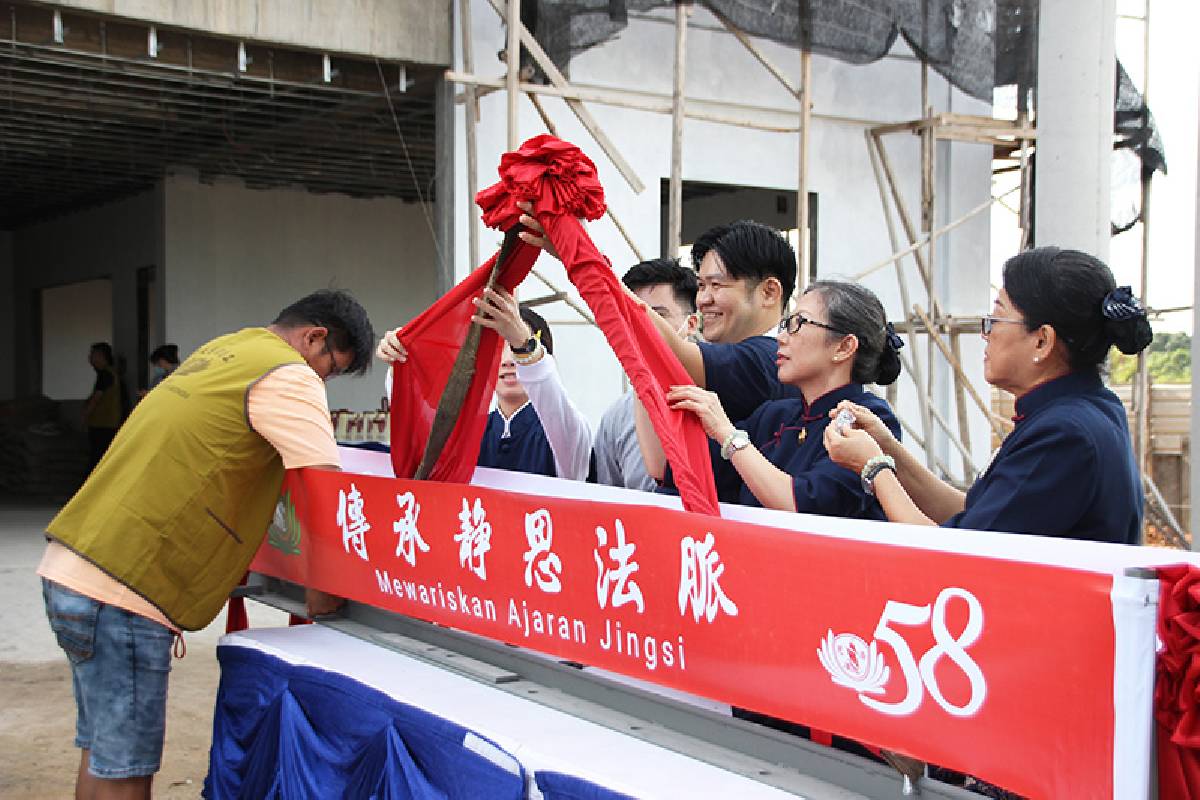 Pemasangan Belandar Atap Kantor Tzu Chi Tanjung Balai Karimun