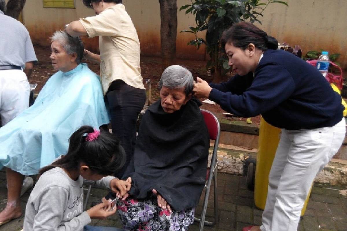 Berbagi Kasih di Panti Werdha Budi Mulia 3 