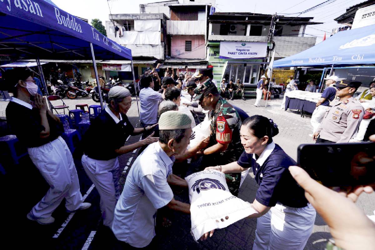 Relawan Bagikan Paket Cinta Kasih Beras Merah Putih di Palmerah