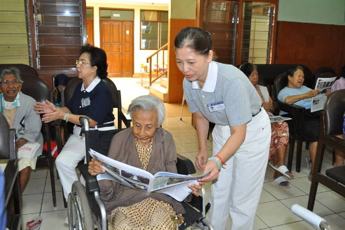 Sukacita Bersama Oma dan Opa di Panti Wreda Karitas