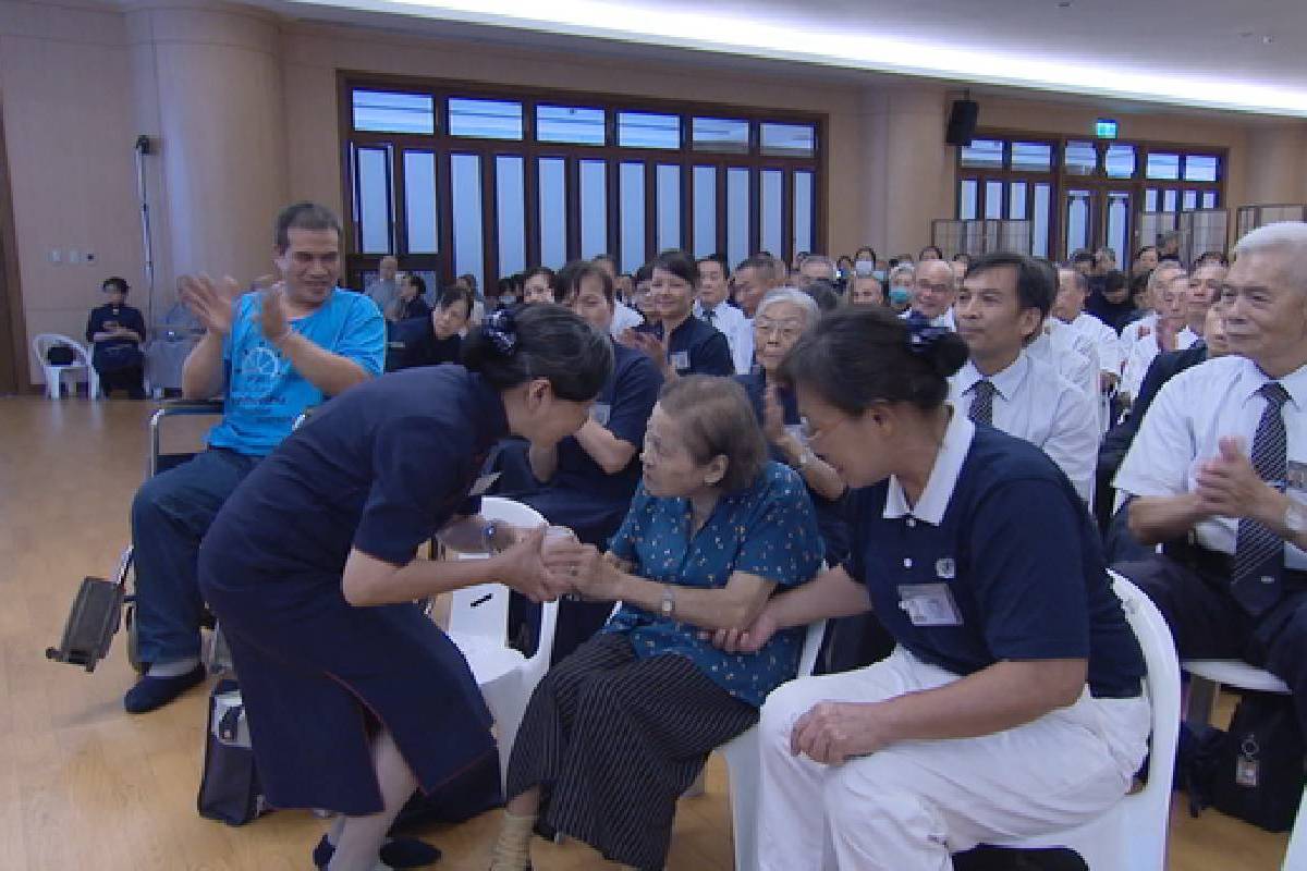 Ceramah Master Cheng Yen: Menerima Rintangan Kehidupan dengan Sukacita 