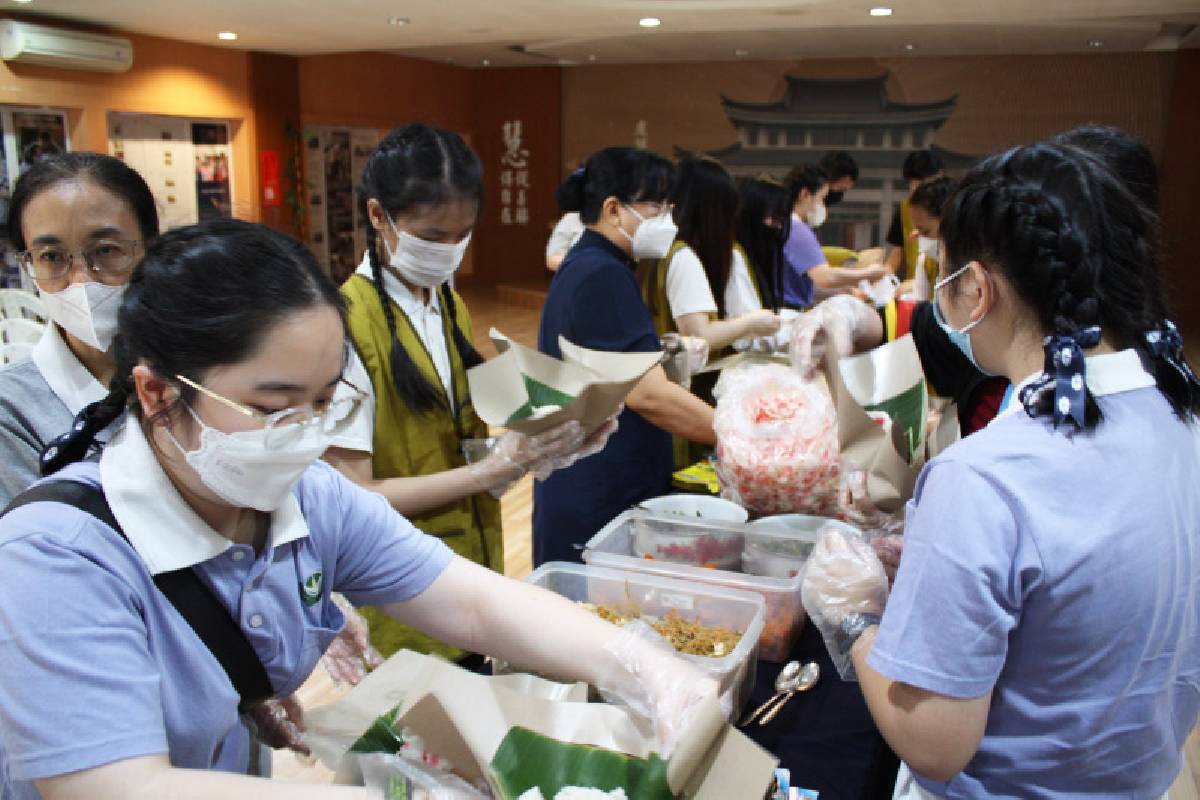 Muda-mudi Tzu Chi di Medan Berbagi Paket Takjil 