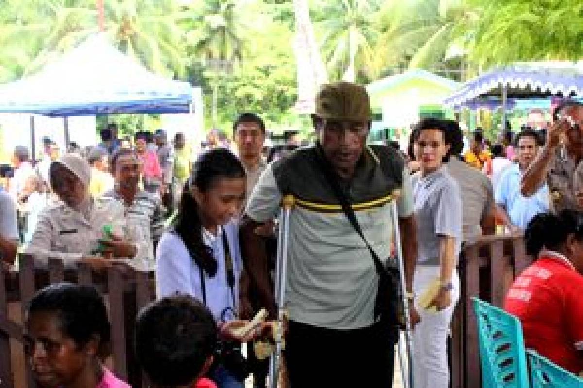 Bahu-Membahu Memberikan Pengobatan di Distrik Warsa Biak Utara