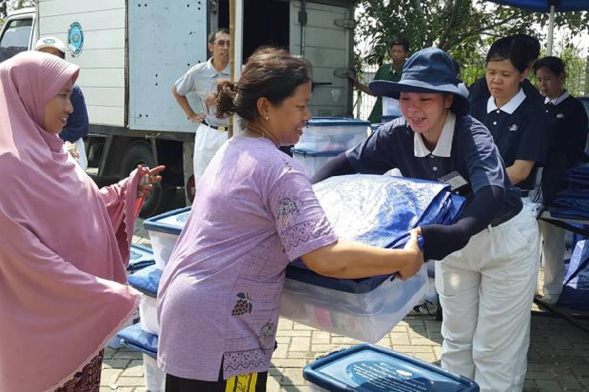 Pembagian Bantuan Bencana Kebakaran di Kamal Muara