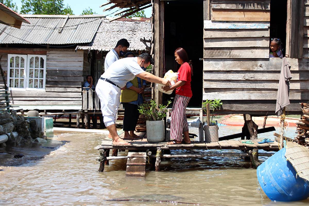 Bantuan untuk Warga Suku Laut yang Mengalami Musibah Banjir Rob
