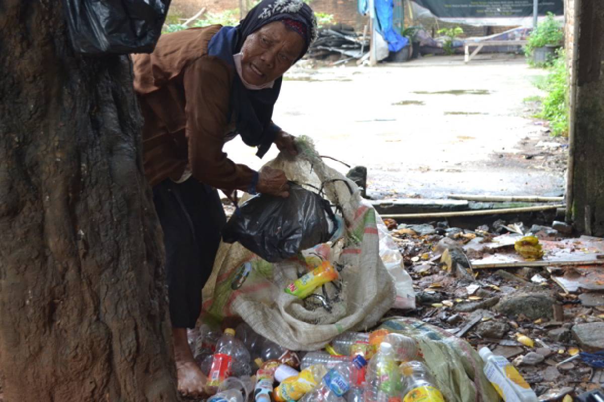 Nenek Ina yang Bertahan Hidup Sebagai Pemulung 