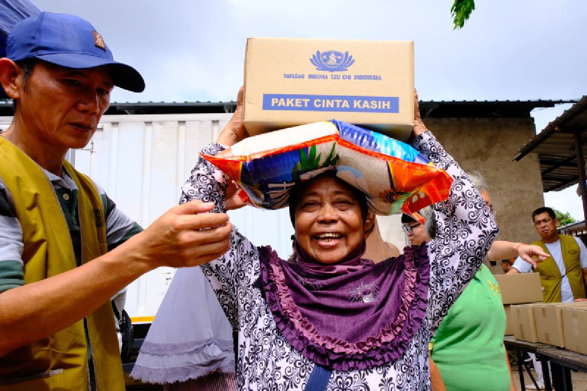 Relawan Tzu Chi Batam Salurkan Sembako untuk Warga Kampung Nanas
