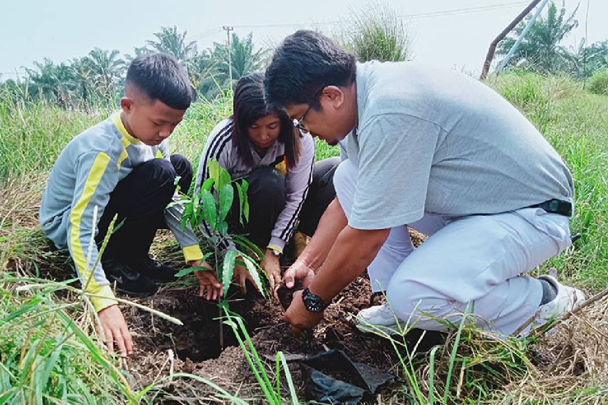 Pantang Menyerah Hijaukan Bumi dengan Menanam Pohon