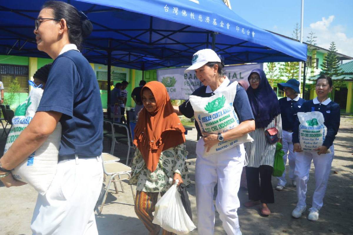 Berbagi Berkah dan Kasih dengan Warga Labuhan Deli