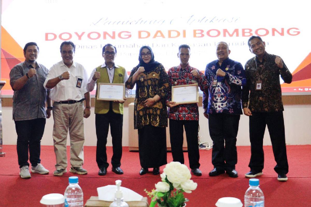 Pemkab Banyumas Berikan Penghargaan untuk Tzu Chi Indonesia Atas Kontribusinya dalam Renovasi 500 Rumah Tidak Layak Huni