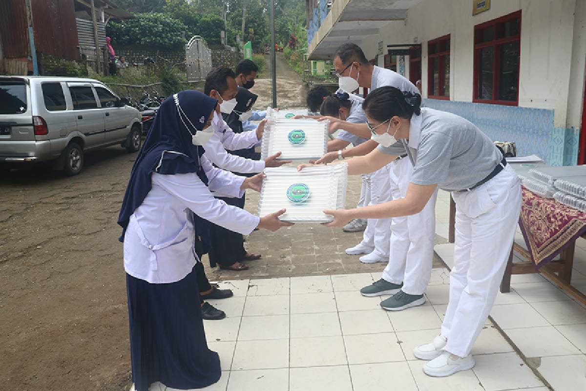 Wujud Cinta Kasih Melalui Bantuan Laptop