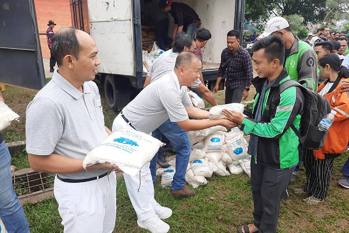 2.300 Paket Cinta Kasih untuk Pengemudi Ojek