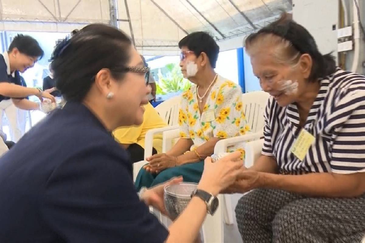 Ceramah Master Cheng Yen: Menghirup Keharuman Dharma untuk Membimbing Semua Makhluk