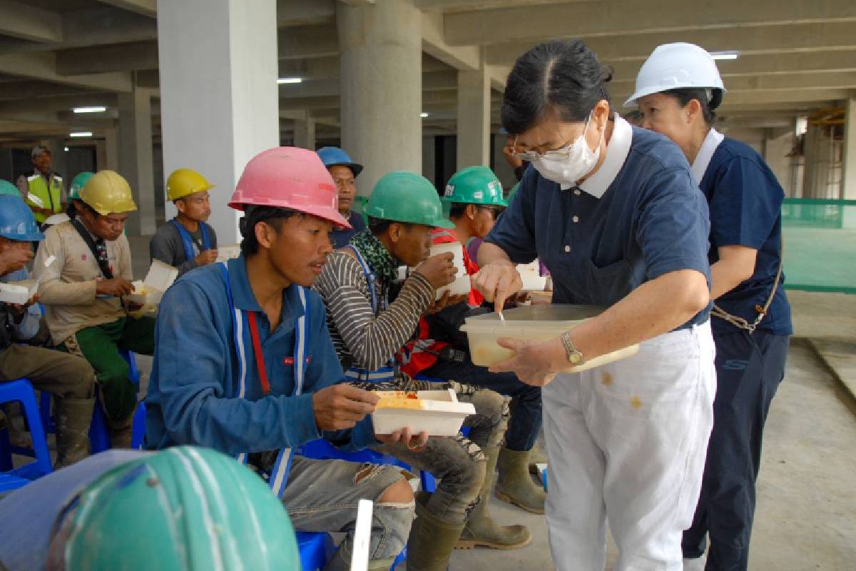 Makan Siang Penuh Cinta, Baksos Kesehatan Penuh Makna