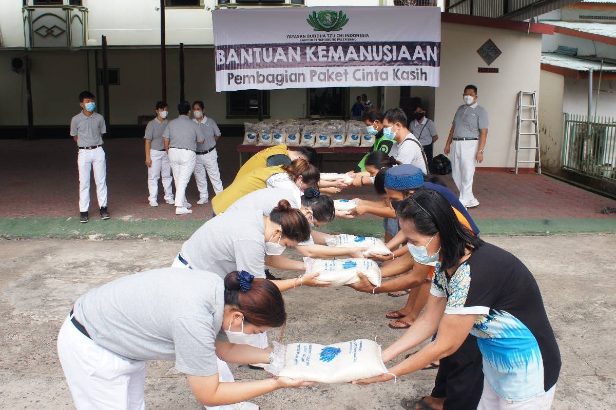 Pembagian Paket Beras Cinta Kasih di 15 Titik 