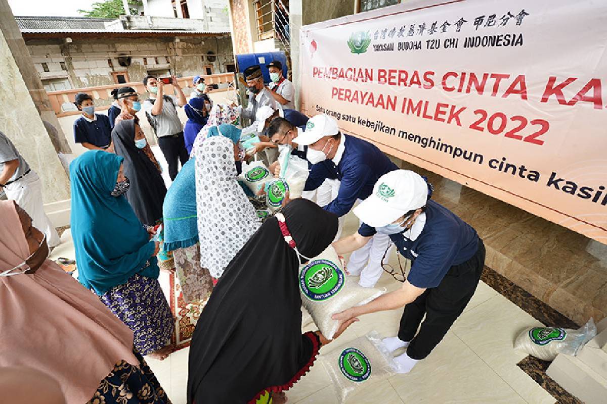 Bantuan 1.520 Paket Beras dan Masker di Kamal Muara