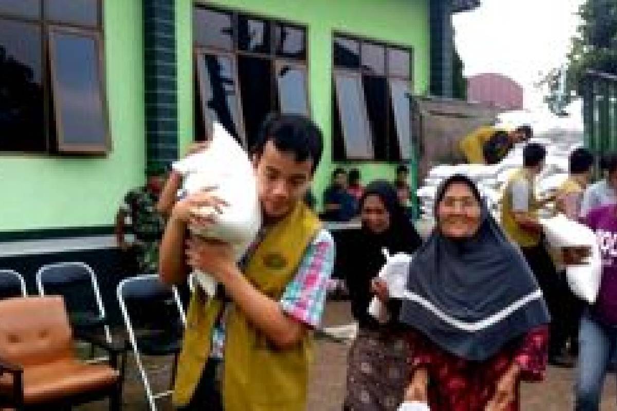 Paket Lebaran bagi Warga yang Membutuhkan di Cianjur