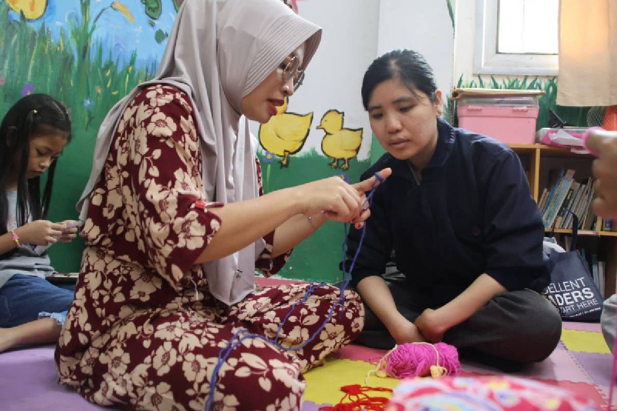 Merajut Benang dan Harapan di Rumah Singgah