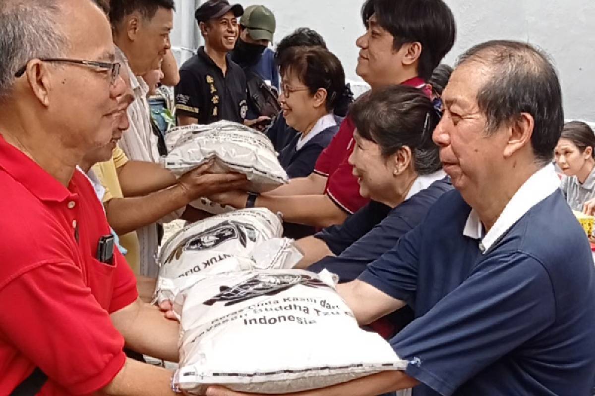 Berbagi Berkah Imlek, Tzu Chi dan Vihara Fat Cu Kung Tebarkan Kehangatan