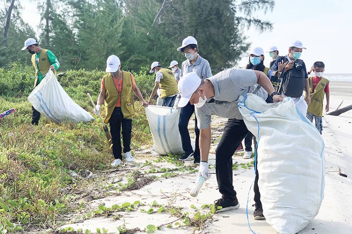 Membangun Kesadaran Pelestarian Lingkungan Lewat Bersih-Bersih Pantai