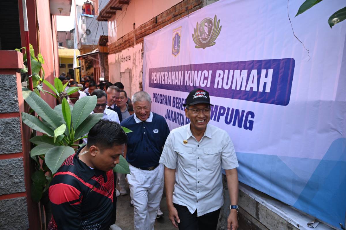 Tzu Chi Bersama Pemprov DKI Serahkan Empat Kunci Bedah Rumah Untuk Warga Pegangsaan