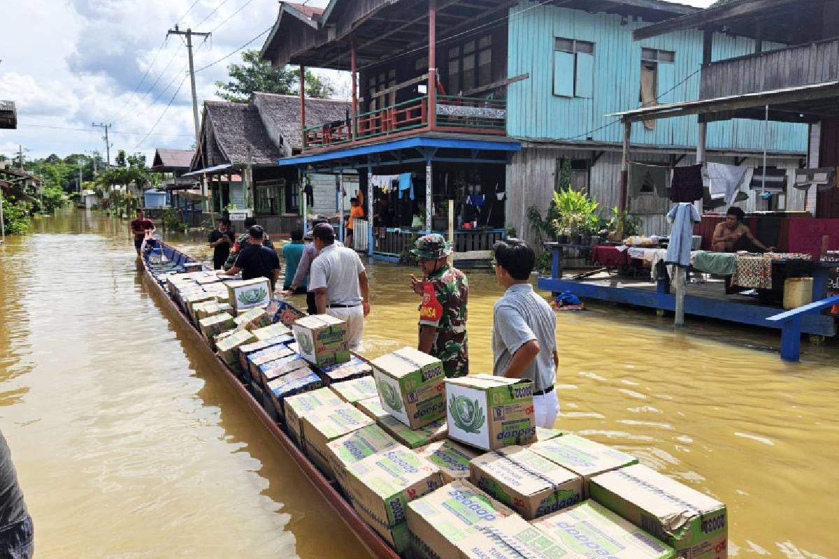 Menerjang Genangan untuk Mengantarkan Harapan 