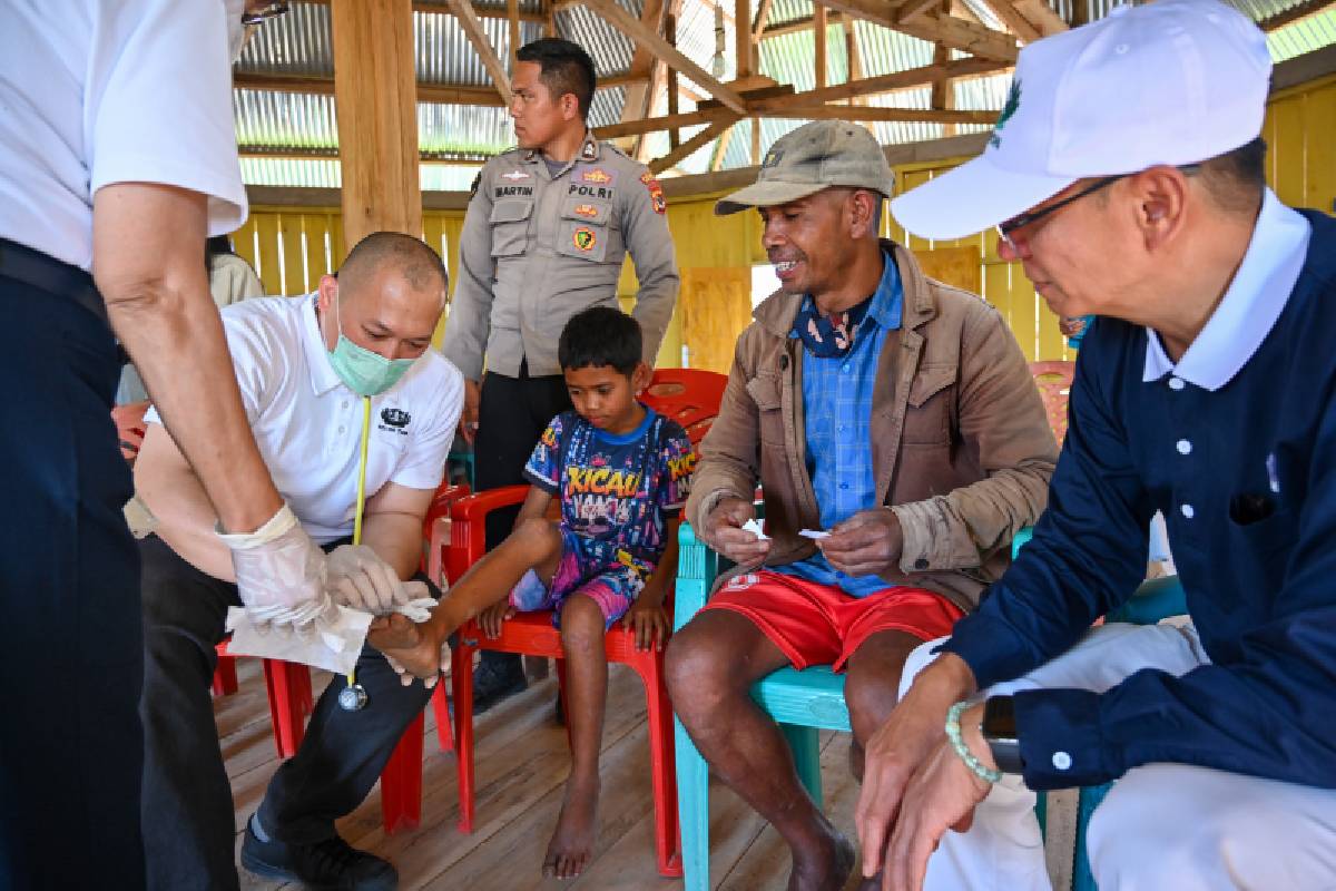 Bertahan di Tengah Keterbatasan, Tzu Chi Hadir Mengobati Keluarga Vincent